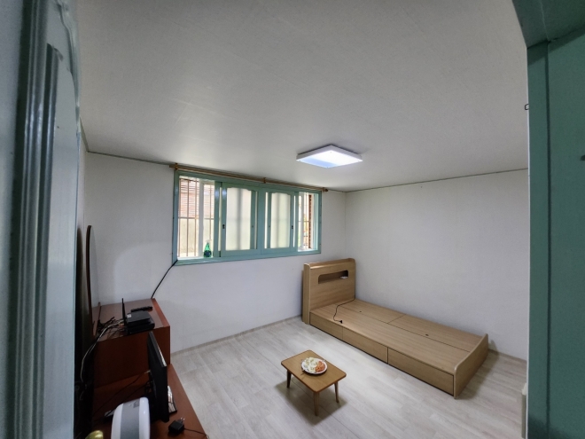 서울 강서구 ‘희망의 집수리사업’을 통해 도배 장판이 완료된 저소득 가구 주택 내부 모습. 강서구 제공