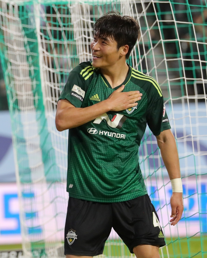 박진섭이 지난 5월 21일 전주월드컵경기장에서 열린 수원FC전에서 골을 넣고 세레머니를 하고 있다. 뉴스1