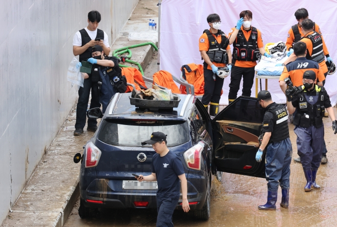 14명 목숨 앗아간 지하차도… 물 빠지자 드러난 차량