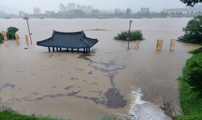 지난달 15일 집중호우에 충남 공주 공산성 만하루가 물에 잠겼다. 서울신문