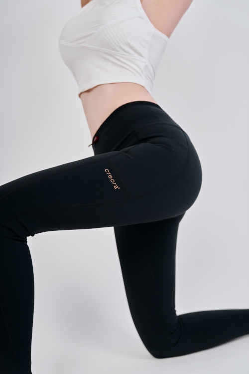 효성티앤씨가 세계 최초로 상용화에 성공한 친환경 스판덱스 ‘크레오라 바이오베이스드’로 만들어진 바지를 모델이 입고 있다. 효성 제공