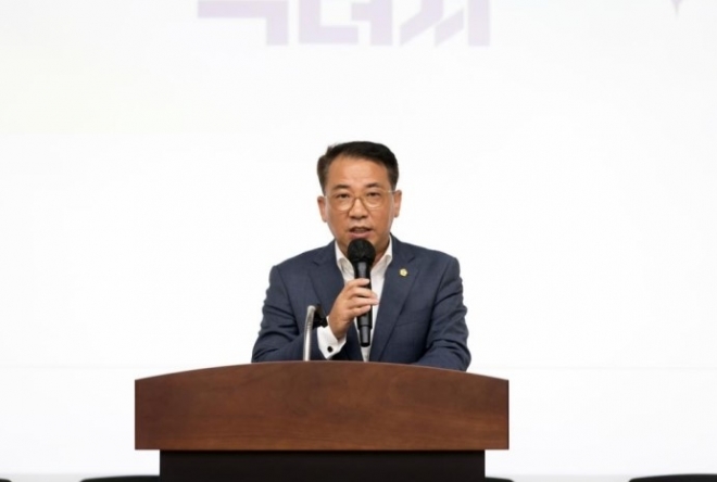 지난 11일 열린 ‘다문화교육 대토론회’서 격려사를 하는 김재진 의원