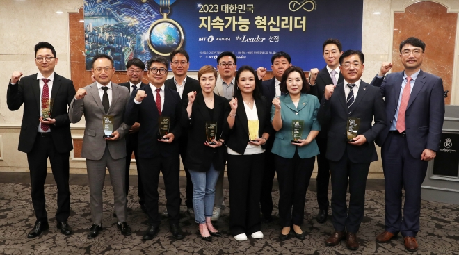 14일 ‘2023 대한민국 지속가능 혁신리더’ 시상식에서 박성연 의원(앞줄 오른쪽에서 세 번째)이 의정, 사회공헌, 혁신경영 부문 수상자들과 진상현 머니투데이 상무이사가 기념촬영을 하고 있다.