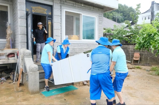 삼성전자서비스 임직원이 침수된 냉장고를 건조 및 세척하는 모습. 삼성전자서비스 제공