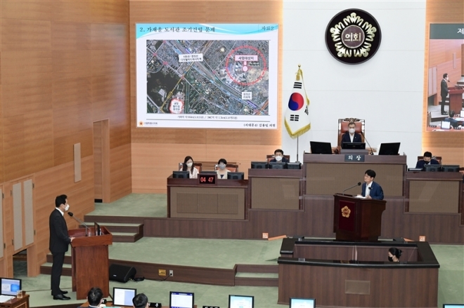 김용일 의원이 지난 2022년 9월 서울시의회 제314회 임시회에서 가재울 도서관 조기건립 관련 시정질문을 하고 있다.