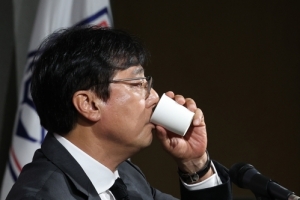 축구협회 ‘구멍 행정’에 황선홍호 1명 구멍 나나