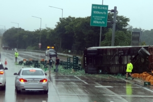 영동고속도 여주휴게소 부근서 주류운반 차량 전복