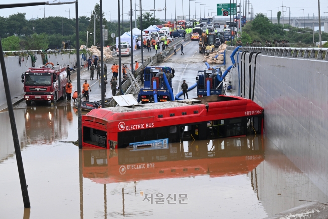 지난 16일 미호천 제방 유실로 침수된 충북 청주시 오송읍 궁평2지하차도에서 인명 수색을 위한 배수작업을 하고 있다./홍윤기 기자