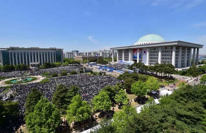 국회 보건복지위원회 소속 여야 의원을 포함한 국회의원 10명은 서울신문 ‘2023 비수급 빈곤 리포트’ 보도에 공감하면서 한부모 가정 특례, 보훈급여금 소득인정액 제외 등을 담은 법 개정안 통과에 힘쓰겠다고 밝혔다. 사진은 국회 전경. 서울신문 DB