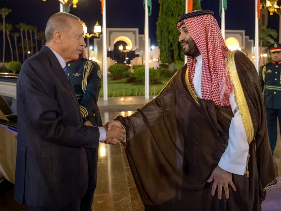 레제프 타이이프 에르도안 튀르키예 대통령이 17일(현지시간) 사우디아라비아 제2 도시 제다에 있는 왕실 궁전을 예방, 무함마드 빈살만 왕세자의 환대를 받고 있다. 제다 EPA 연합뉴스