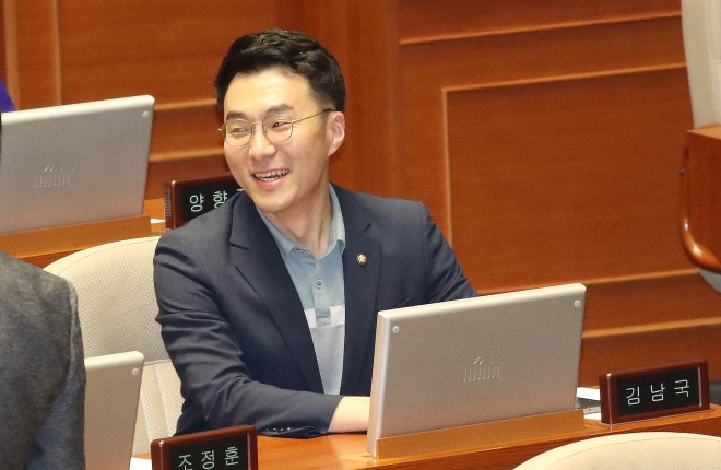 김남국 무소속 의원이 18일 오후 서울 여의도 국회에서 열린 제408회 국회(임시회) 제1차 본회의에서 환하게 웃고 있다.