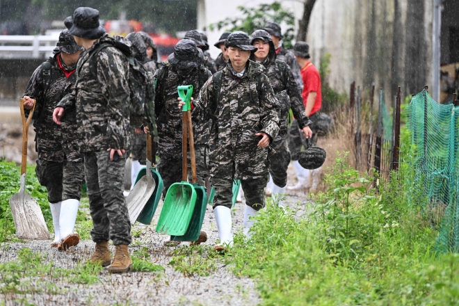 18일 경북 예천군 감천면 벌방리에서 해병대 장병들이 실종자 수색에 나서고 있다. 2023.7.18 예천 홍윤기 기자