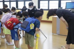 [포토] 선생님과 인사…“여름방학 했어요”