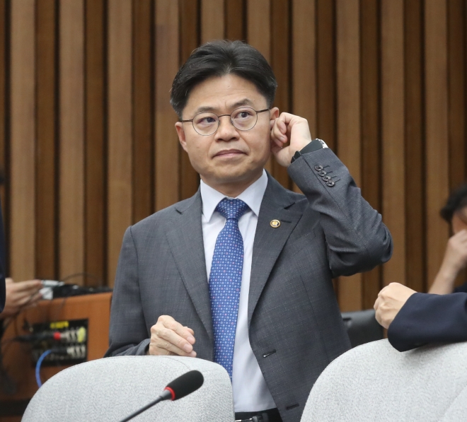 유국희 원자력안전위원회 위원장이 3일 국회에서 열린 ‘국제원자력기구(IAEA) 검증결과 보고 후속대책 간담회’에 참석하고 있다. 뉴스1