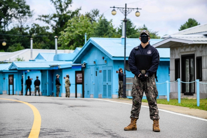 27일 판문점 공동경비구역(JSA) 군사분계선 앞에서 우리군과 유엔군사령부(UNC)가 경계 근무 중이다. 2022.10.4 AFP 연합뉴스