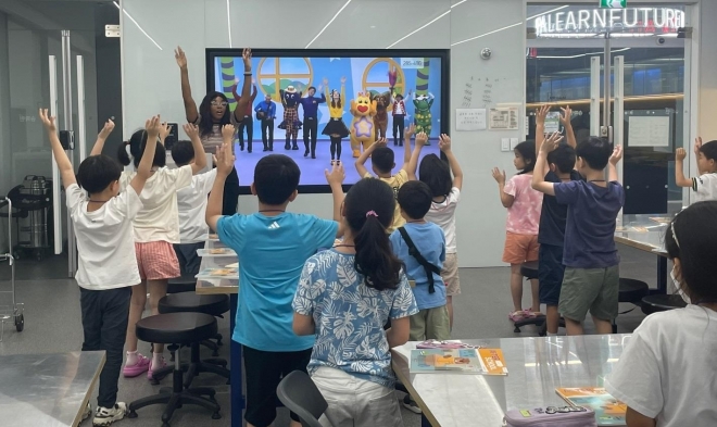 서울 송파구가 여름방학을 맞아 초등 1, 2학년 대상으로 운영중인 ‘원어민 영어캠프’ 수업 모습. 송파구 제공