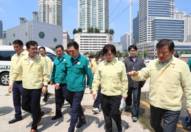 김기현 국민의힘 대표가 19일 서울 양천구 신월 빗물저류배수시설을 방문해 당직자들과 함께 집중호우에 대비하는 대심도 빗물 터널을  살펴본 후  간담회장으로 이동하고 있다. 2023. 7. 19 안주영 전문기자