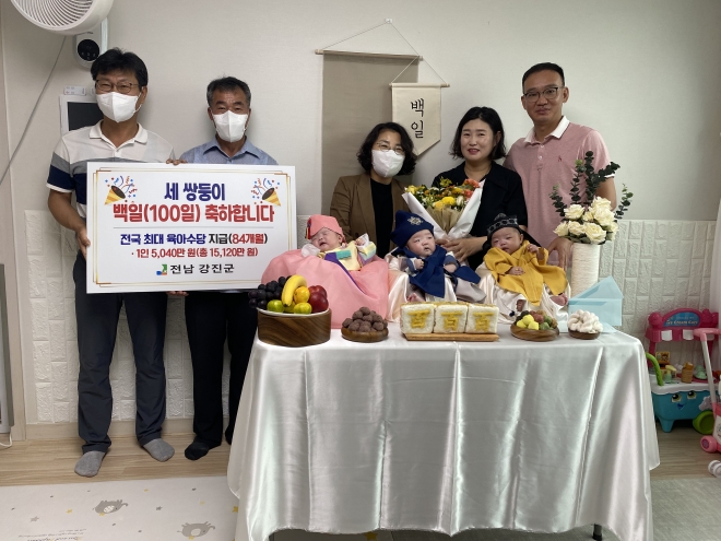 강진군보건소에서 세쌍둥이 가정을 방문해 백일을 축하하고 있다.