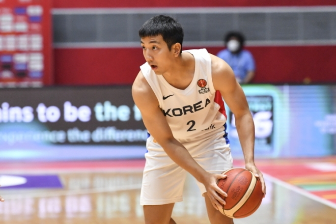 남자 농구대표팀의 허훈이 지난해 7월 인도네시아 자카르타에서 열린 국제농구연맹(FIBA) 아시아컵 조별리그 바레인전에서 공을 잡고 있다. 대한농구협회 제공