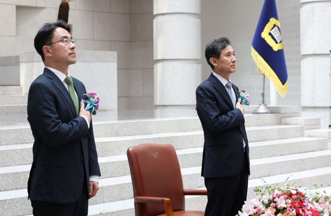 국기에 경례하는 권영준·서경환 신임 대법관