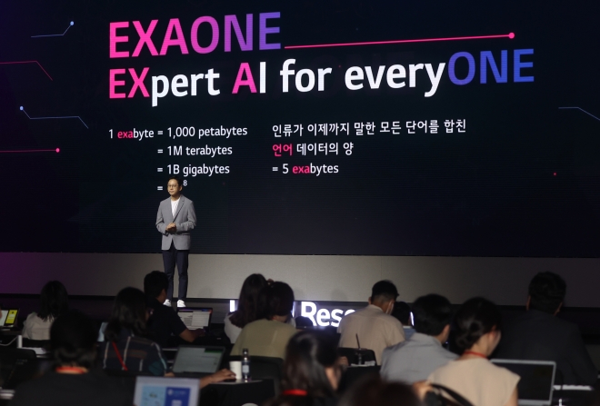 배경훈 LG AI연구원장이 19일 서울 강서구 마곡 LG사이언스파크에서 열린 ‘LG AI 토크콘서트’에서 새로운 버전의 초거대 인공지능(AI) ‘엑사원 2.0’을 소개하고 있다. 연합뉴스