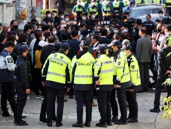 연쇄성폭행범 박병화의 거주지인 경기도 화성시의 원룸 주변을 경찰이 통제하고 있다. 연합뉴스