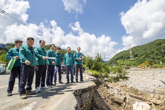 지난 19일 경북도의회 건설소방위원회(위원장 박승직)는 집중호우 피해 현장을 방문했다. 경북도의회 제공