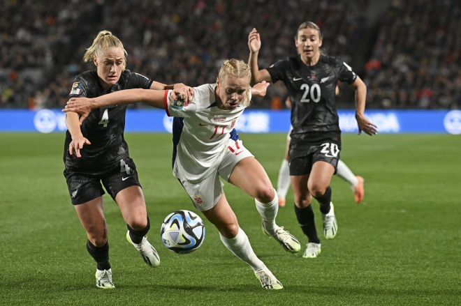 뉴질랜드-노르웨이의 FIFA 여자 월드컵 개막전에서 두 팀 선수들이 치열한 몸싸움을 펼치고 있다.  [AP 연합뉴스]