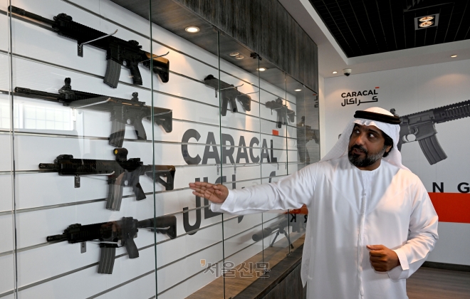 하마드 살렘 알 아메리 카라칼 최고경영자(CEO)가 지난달 12일 아랍에미리트(UAE)에 있는 카라칼 본사에서 자사 총기에 대해 설명하고 있다. 아부다비 박지환 기자