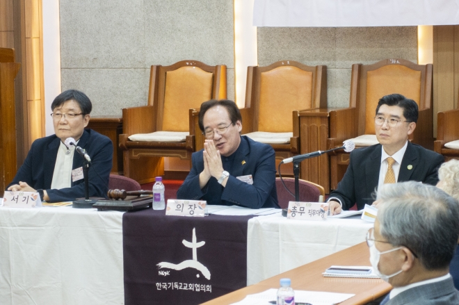 강연홍(가운데) 목사가 반대 의견에 대해 말하지 말라고 하는 모습. 류재민 기자