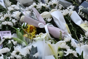 교문 앞에 쌓인 국화꽃들 [서울포토]