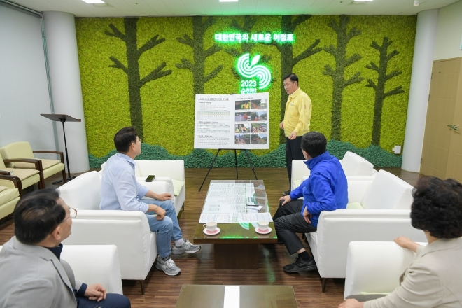 노관규 순천시장과 소병철 국회의원이 김경만 순천시 안전총괄과장으로부터 폭우 피해 현황을 보고 받고 있다.