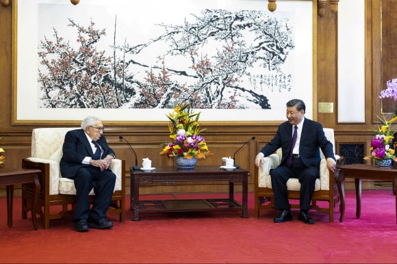 시진핑(오른쪽) 중국 국가주석과 헨리 키신저 전 미국 국무장관이 20일 베이징 댜오위타오 국빈관에서 회담을 나누고 있다. 베이징 AP 연합뉴스