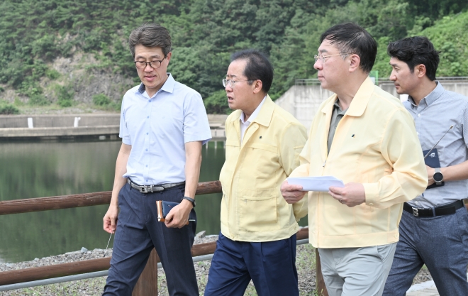 홍준표 대구시장(왼쪽에서 두번째)은 20일 군위댐, 가창댐, 영천댐, 운문댐을 차례로 방문해 호우 대비 상황을 점검하고 직원들에게 피해 예방에 만전을 기할 것을 당부했다. 2023.7.23. 대구시 제공