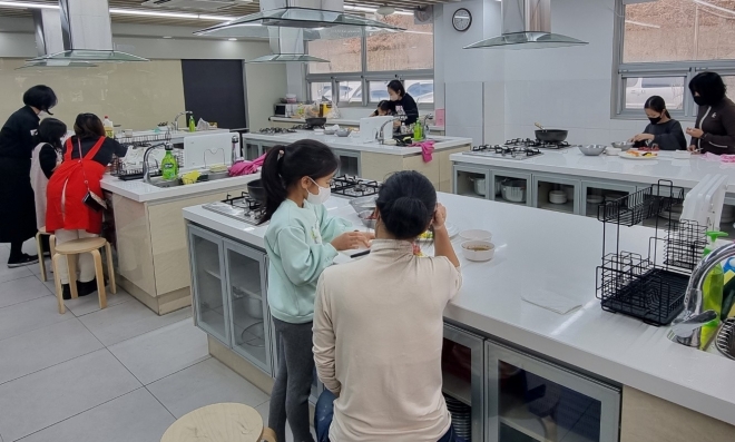 서울 강남구 개포평생학습센터 테마별 요리특강에서 가족들이 함께 요리를 하고 있다. 강남구 제공