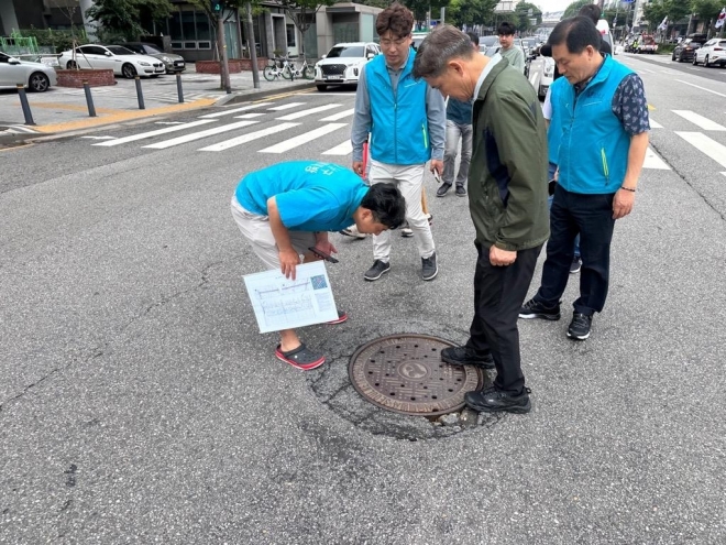 서울시 관계자들이 장마철 집중호우에 대비해 하수시설을 점검하고 있다. 서울시 제공