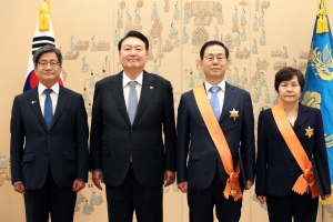 尹, 박정화·조재연 전 대법관 훈장 수여… 서경환·권영준 대법관 임명장