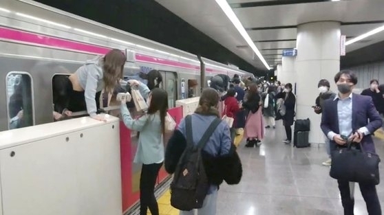 31일 묻지마 난동인 ‘도리마 사건’이 발생한 도쿄도의 게이오선에서 승객들이 탈출하고 있다.  도쿄 로이터 연합뉴스