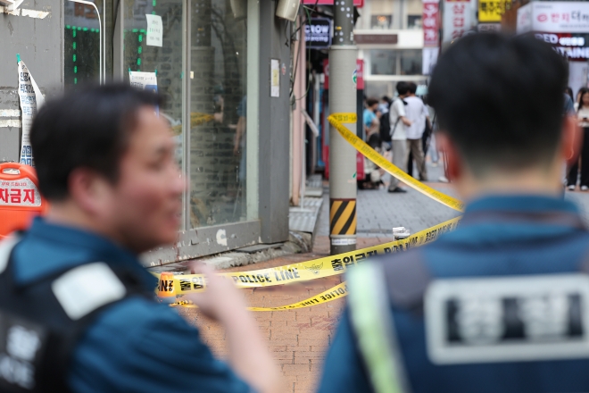 21일 오후 2시7분께 서울 관악구 신림동 신림역 4번 출구 인근에서 괴한이 휘두른 흉기에 찔려 1명이 숨지고 3명이 다쳐 병원으로 이송됐다. 이날 오후 신림역 4번 출구 인근 현장에 폴리스라인이 쳐져 있다. 2023.7.21 연합뉴스