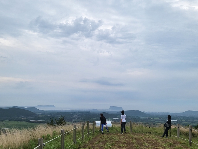 용눈이오름 정상에 오르면 멀리 성산일출봉, 우도까지 한눈에 펼쳐진다. 제주 강동삼 기자