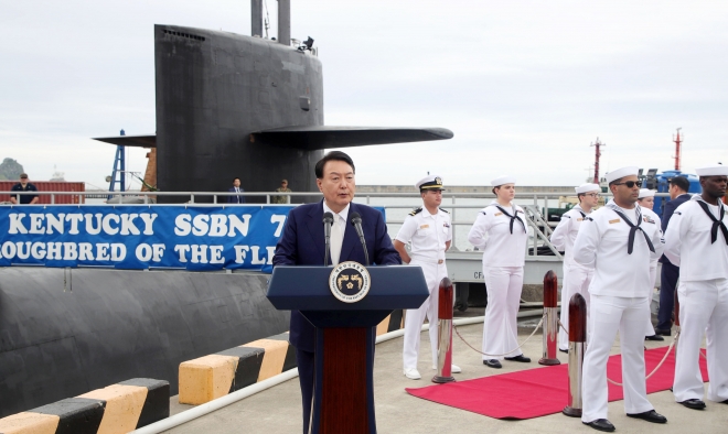 미 핵잠수함 켄터키함 앞에서 격려사 하는 윤석열 대통령