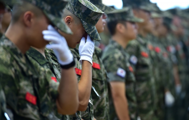 22일 경북 포항 해병대 1사단 체육관인 ‘김대식관’에서 열린 고 채수근 상병 영결식에서 해병대원이 눈물을 흘리고 있다. 2023.7.22 연합뉴스