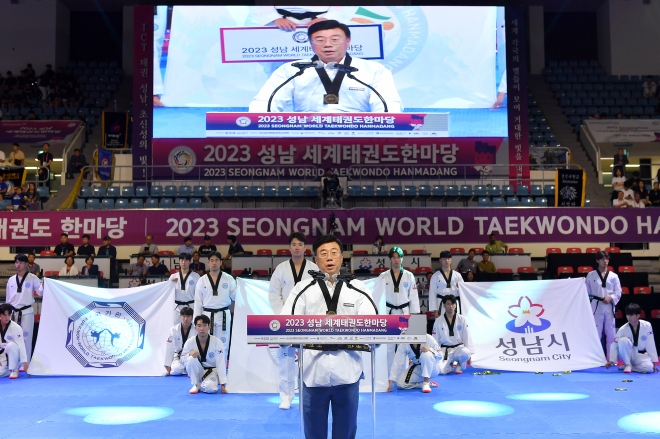 신상진 시장이  22일 성남실내체육관에서 열린 ‘2023 성남 세계태권도 한마당’ 개회식에서 축사를 하고 있다. 성남시 제공