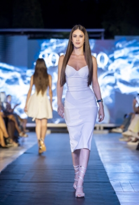 A model presents a creation by SOFI&CO during the Summer Fashion Day show of national brands in Chisinau, Moldova, late 21 July 2023.  EPA 연합뉴스