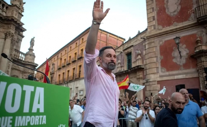 스페인 차기 정부에 연정 파트너로 참여하게 될 지 모르는 극우 정당 복스를 이끄는 산티아고 아바스칼 대표가 지지자들에게 손을 들어 보이고 있다. AFP 자료사진