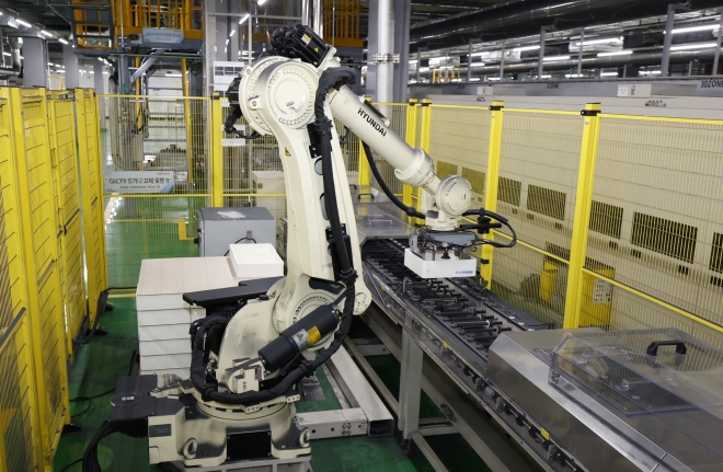 포스코퓨처엠 양극재 광양공장에서 자동화 로봇이 소재가 담긴 도가니를 교체하는 모습. 도가니에는 양극재 원료와 리튬이 가루 형태로 섞여 있다.  포스코퓨처엠 제공