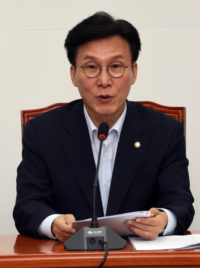 김민석 더불어민주당 정책위의장이 23일 국회에서 기자간담회를 하고 있다.  연합뉴스