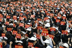 “맞짱 뜰래요?” “무기 많아요”… 학부모가 선생님을 짓눌렀다