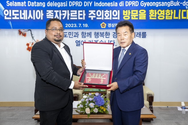 지난 19일  도의회를 공식방문한 족자카르타주의회 친선교류단 단장 레다 레피트라 사피트리안토(왼쪽)와 배한철 의장(오른쪽). 경북도의회 제공