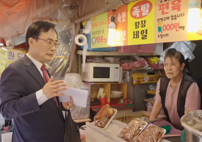 ‘혼쭐나러갑니다’ 촬영 당시 도곡시장 상인에게 의견 청취 후 답변하는 김형재 의원(왼쪽)